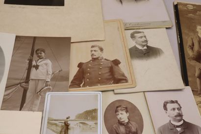 Lot de photos anciennes et un lot de tim...