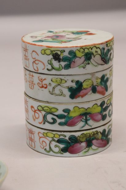 CHINE - Pilulier ou boîte à onguents en porcelaine...