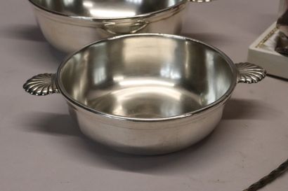 Lot de métal argenté : une tasse de style...