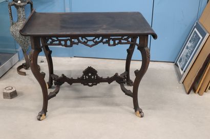 Table à thé en bois dur dans le goût de VIARDOT,...
