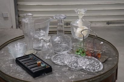 Lot de verrerie : un vase de style Empire,...