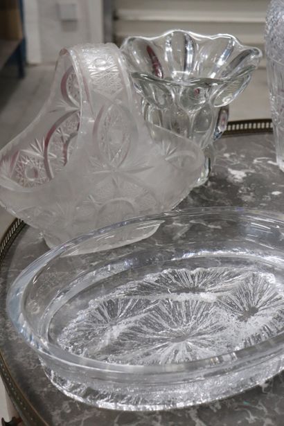 Important lot de verrerie : un vase et un...