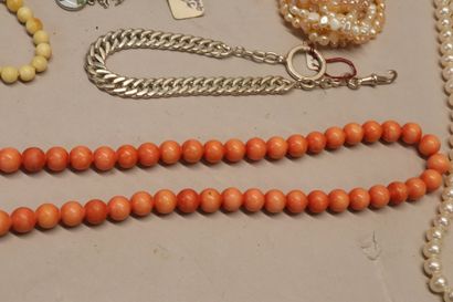 Lot de bijoux fantaisie : médailles , pendentifs,...