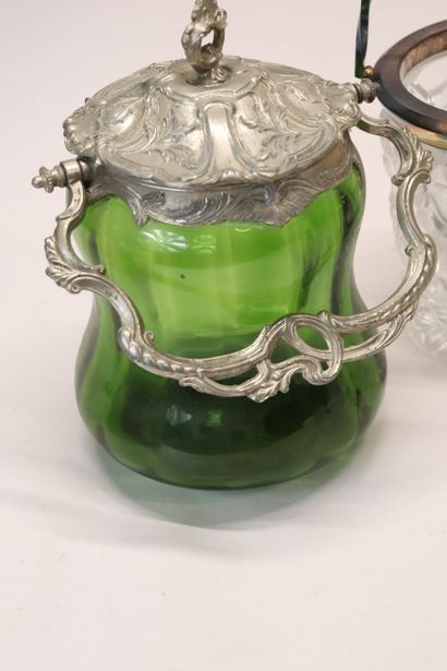 Deux seaux à glace en verre moulé et cristal...
