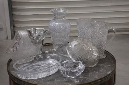 Important lot de verrerie : un vase et un...