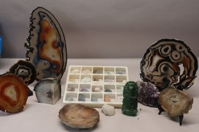 Collection de minéraux : un coffret d'échantillons...
