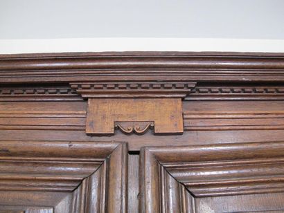 Armoire en chêne sculpté mouluré ouvrant...