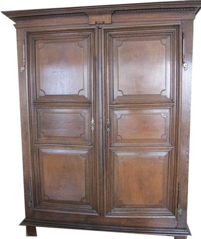 Armoire en chêne sculpté mouluré ouvrant...