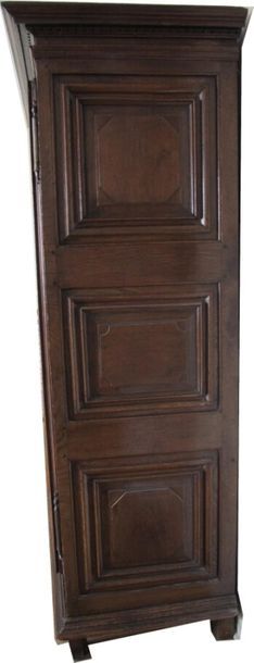 Armoire en chêne sculpté mouluré ouvrant...