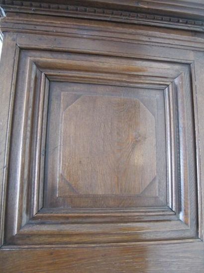 Armoire en chêne sculpté mouluré ouvrant...