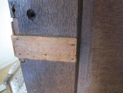 Armoire en chêne sculpté mouluré ouvrant...