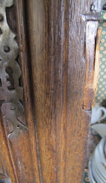 Armoire en chêne sculpté mouluré ouvrant...