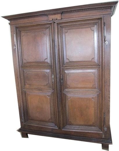 Armoire en chêne sculpté mouluré ouvrant...