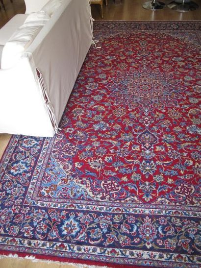 Tapis persan en laine à fonds bleu à bordure...