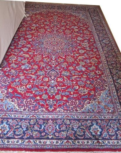 Tapis persan en laine à fonds bleu à bordure...