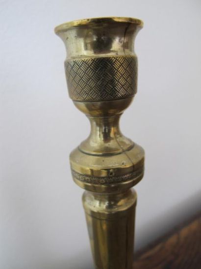 Paire de bourgeoirs en laiton repoussé à...