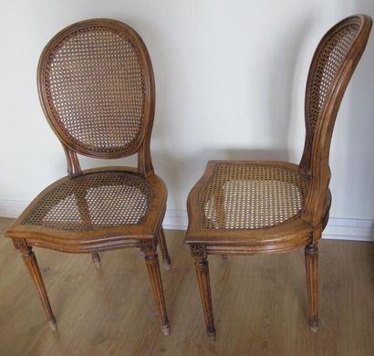 Paire de chaises en bois naturel mouluré...