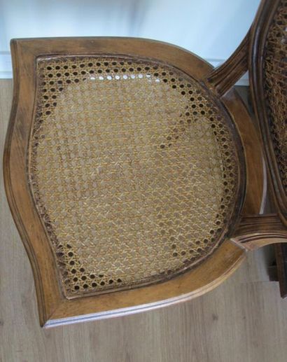 Paire de chaises en bois naturel mouluré...