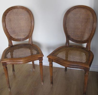 Paire de chaises en bois naturel mouluré...