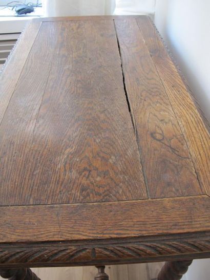 Table rectangulaire en chêne mouluré ouvrant...