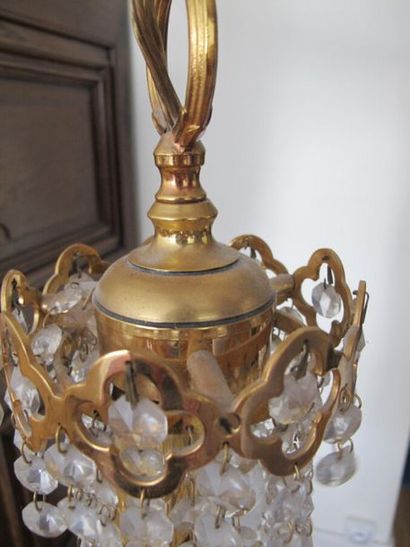 Lustre en bronze doré à quatre éclairages...