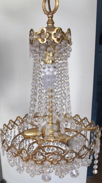 Lustre en bronze doré à quatre éclairages...