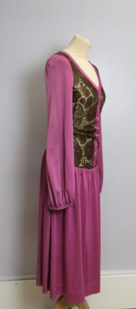 Nina RICCI Paris,
Robe longue rouge-violet,...