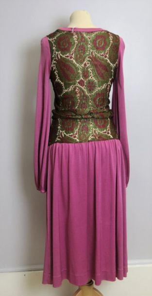 Nina RICCI Paris,
Robe longue rouge-violet,...