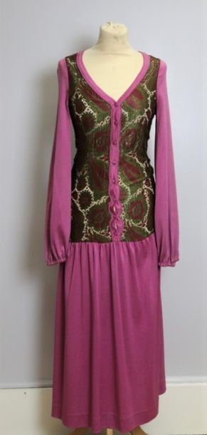 Nina RICCI Paris,
Robe longue rouge-violet,...