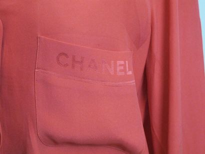 CHANEL Boutique,
chemisier à col lavallière...