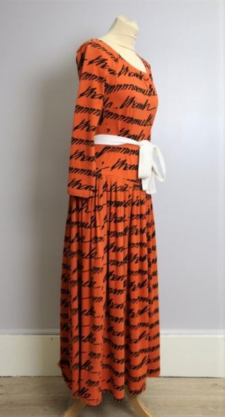 Emmanuelle KHANH
Robe longue rouge vermillon...