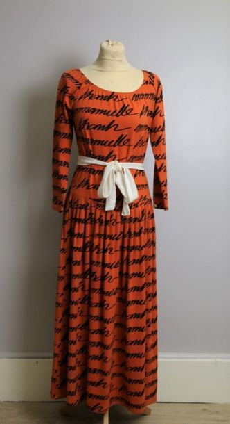 Emmanuelle KHANH
Robe longue rouge vermillon...