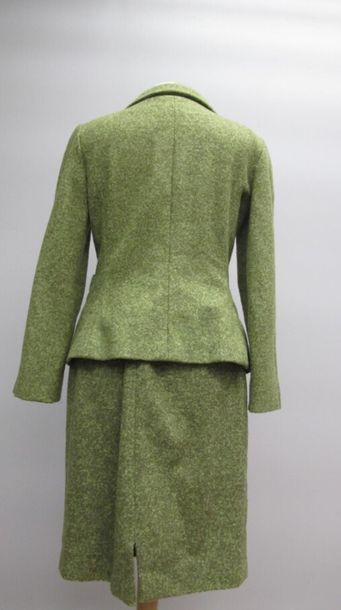 Ivoire de BALMAIN
Tailleur jupe vert pistache...