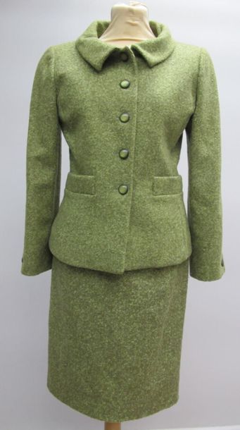 Ivoire de BALMAIN
Tailleur jupe vert pistache...