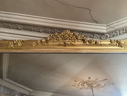 Grand miroir 

En bois stuqué, mouluré et...