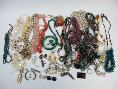 Lot de bijoux fantaisies, comprenant : colliers,...