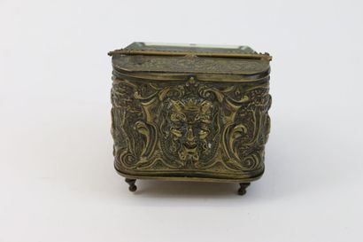 Porte-montre coffret en laiton doré à décor...