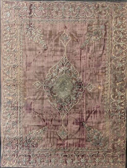 Panneau ancien en velours rouge brodé de...