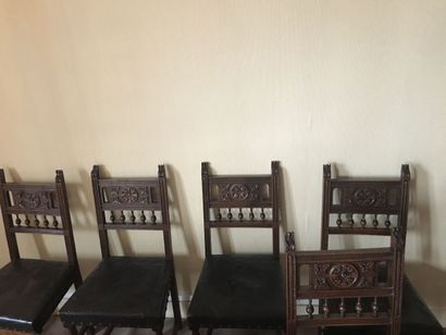 Six chaises en chêne sculpté , dossier ajouré...