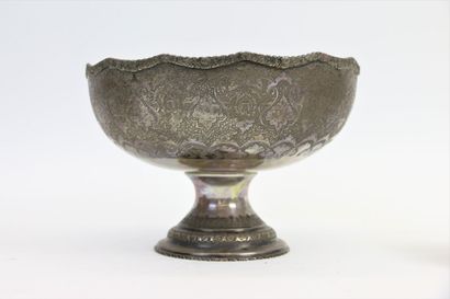 Une grande coupe sur piédouche, un sucrier...