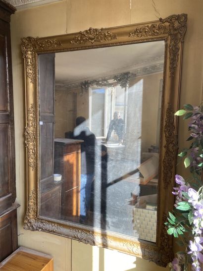 Miroir rectangulaire en stuc doré à décor...