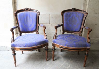 Paire de fauteuils en noyer naturel et teinté...