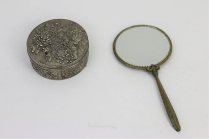 Une boîte circulaire en métal argenté repoussé...