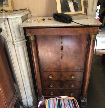 
Petit secrétaire à abattant en placage d'acajou...