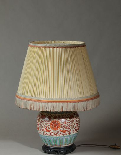CHINE, XIXe siècle

Pot à opium en porcelaine...