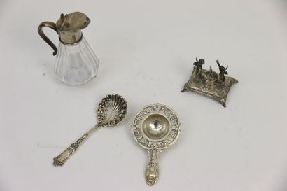- Deux passes-thé en argent ajouré et repoussé....