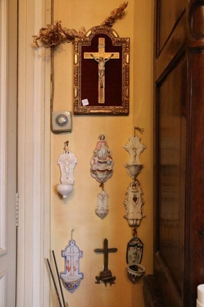 Ensemble de neuf bénitiers en faïence, porcelaine...