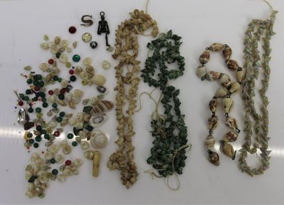 Lot de fragments et débris de nacre, petits...