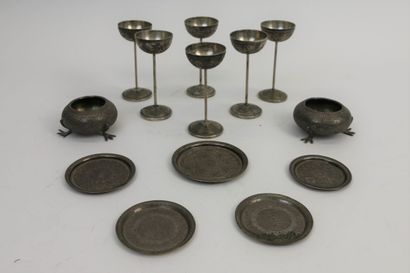 Six verres sur pied, deux petits pots posant...