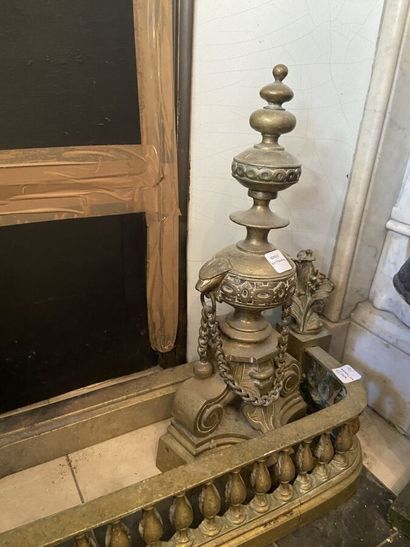 Paire de chenets en bronze doré, à décor...